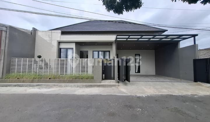 Luxury Fully Furnished House, Easy Access Near Pamella 7 Purwomartani