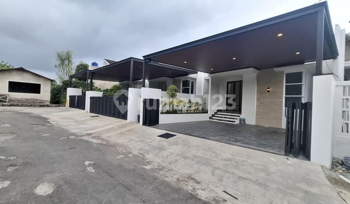 Rumah Modern di Wedomartani, Carport bisa 2 Mobil di Jakal KM 10