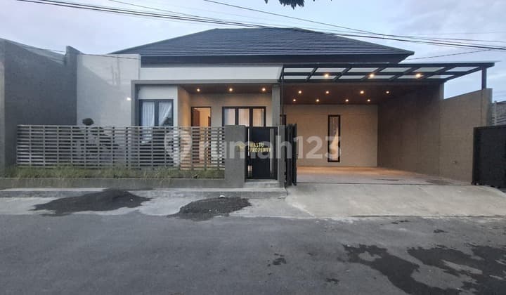 Rumah Baru Tanah Luas 200M2, Dekat Jalan Raya di Purwomartani