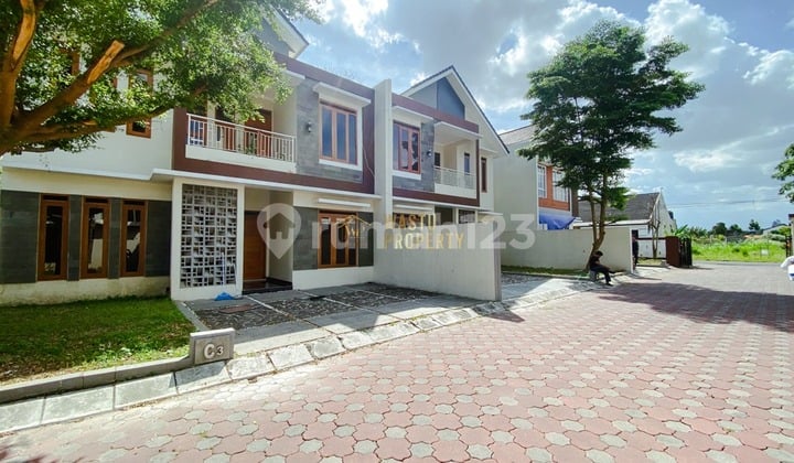 Rumah Mewah Dalam Perumahan, Dekat Rsiy Pdhi Purwomartani