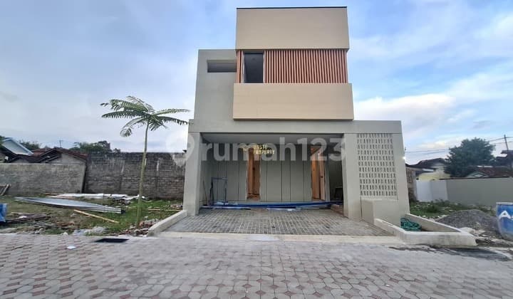 Rumah Cantik Dalam Cluster Mewah, Dekat Ringroad Utara di Maguwoharjo