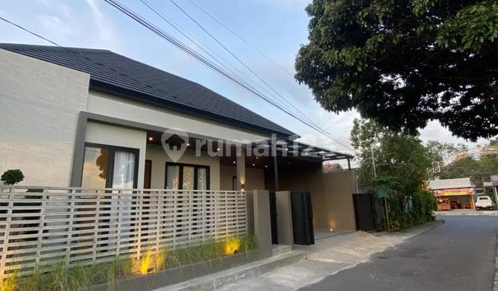 Luxurious House with Large Land, Fully Furnished Near Main Road in Purwomartani