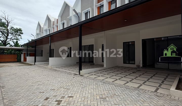 Town House Brand New Siap Huni Dekat Gerbang Tol Desari
