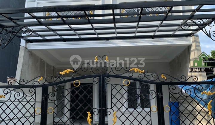 Rumah 3 Lantai Berkonsep American Classic Siap Huni di Cinere Lim