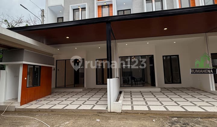 Rumah Mewahm Town House Siap Huni Dekat Gerbang Tol Desari Depok