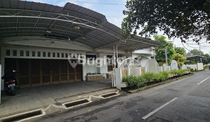 HOOK HOUSE ON THE MAIN ROAD IN BANYUMANIK NEAR THE TOLL GATE ACCESS