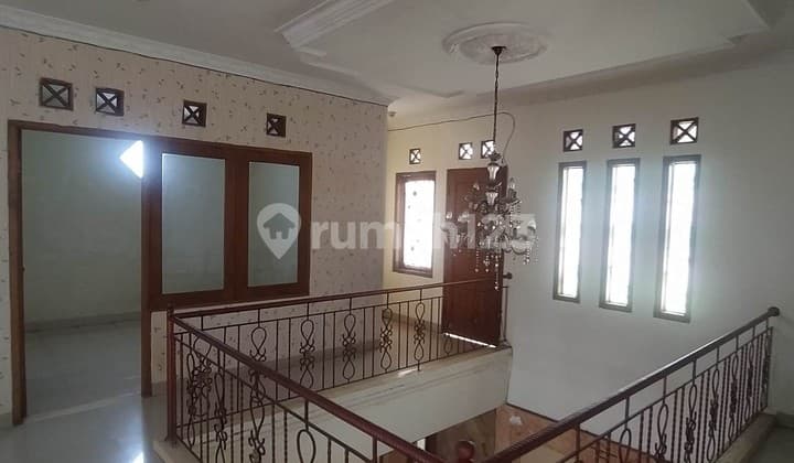 Dijual Rumah 2 Lantai Luas 240 M2. 6 Kamar Tidur Siap Huni. Arcamanik Bandung Timur