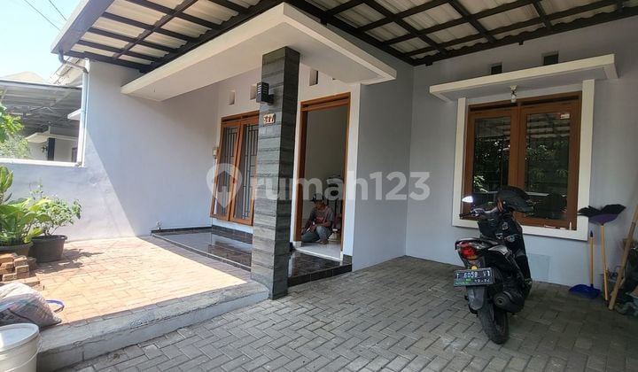 Disewakan Rumah 1 Lantai Sudah Renovasi Semi Furnished Siap Huni Luas 127 M². 2 Kamar Tidur, Dalam Cluster Double Gate Security System. Keamanan 24 Jam. Antapani Kota Bandung