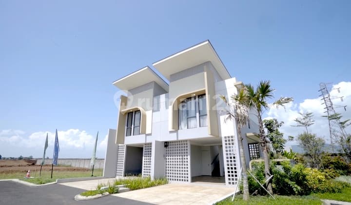 Rumah Cantik 2 Lantai Fasilitas Lengkap Ada Danau di Kawasan