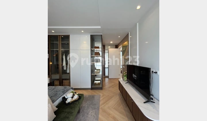 Rumah Luas Ala Modern Classic Kondisi Baru Dijual di Jakarta Timur