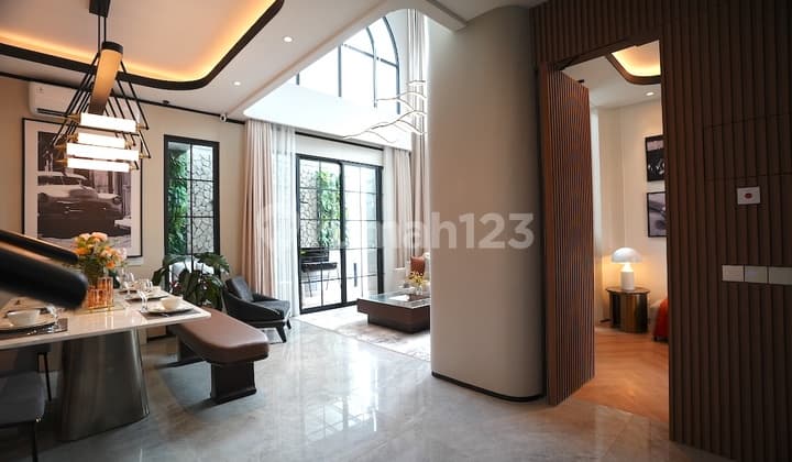 Jarang Ada! Rumah Mewah 3 Lantai New Condition Ada Premium Clubhouse