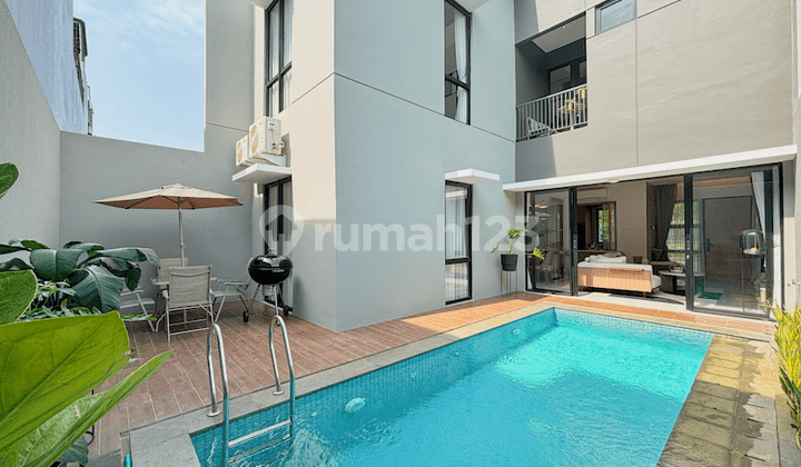 Rumah Mewah Punya Kolam Renang/Pool & 6 Kamar di Cluster Grand Wisata