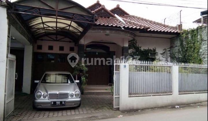 RUMAH DEKAT BELAKANG PASAR INDUK CARINGIN