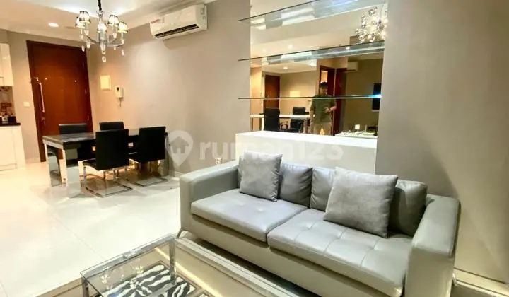 Tingkatkan Gaya Hidup Anda, Sewa Apartemen Mewah 2 Kamar Tidur (94 m²) di Denpasar Residence, Kuningan, Jakarta Selatan.