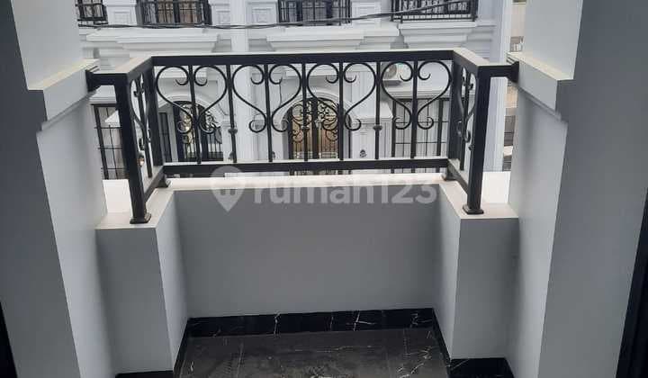 European Classic Model Luxury House in Depok