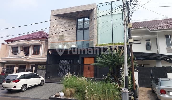 Rumah 3,5 Lantai Hadap Timur di Pondok Indah