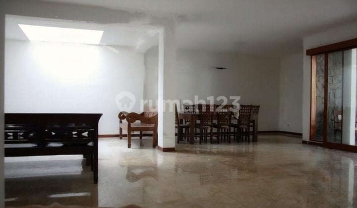 Rumah Vintage Siap Huni Ada Kolam renang