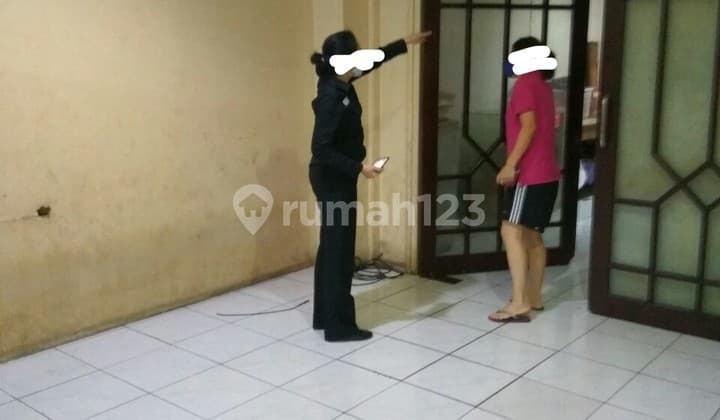 Ruko Gandeng 3 Lantai, Di Tepi Jalan Utama