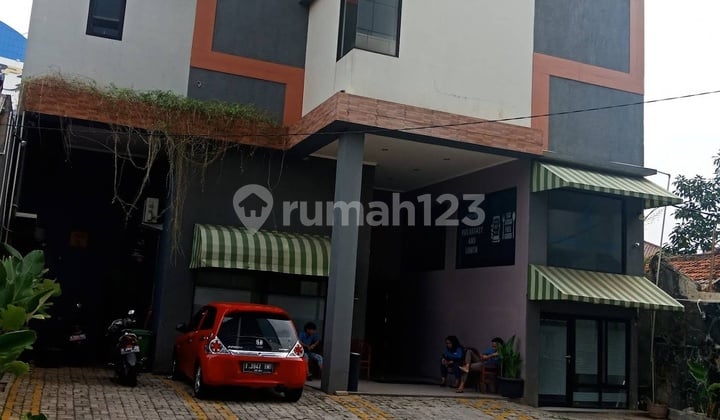 Hotel Building 30 Kamar Dekat Jalan Utama