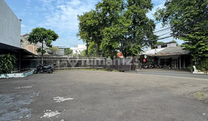 Dijual Lahan dan Bangunan di Kemang. Area Komersial