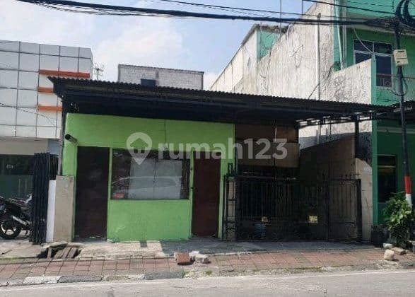 Dijual Rumah Dijalan Raya Kebon Bawang. Sangat Cocok Dijadikan Tempat Usaha/ Perkantoran.