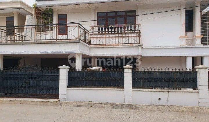 For Sale Spacious House. Suitable for Rebuilding. Can Also Be Developed Into 2-3 Houses for Resale.