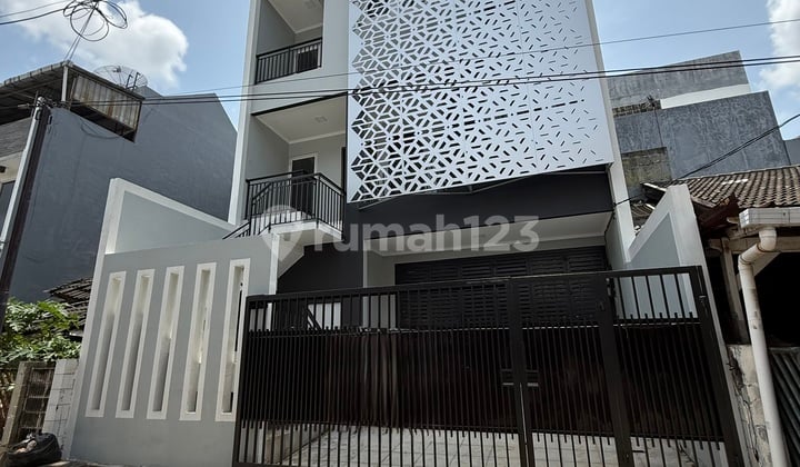 Dijual Rumah Kost dan bisa Juga untuk Keluarga Besar di Kelapa Gading. Bangunan Baru