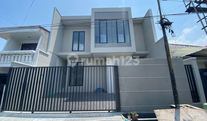 Rumah New Minimalis 2 Lantai di Manyar Tirtoasri