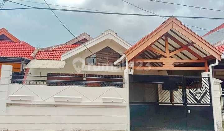 Strategic and Comfortable Family Home in Taman Pondok Indah Wiyung