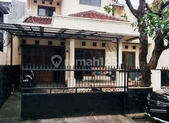 Rumah Lama. Semi Furnished. Bebas Banjir di Komplek Puri Flamboyan, Rempoa, Ciputat Timur