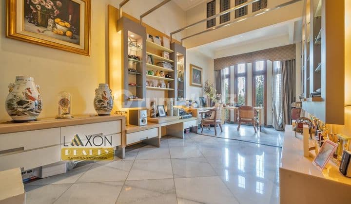 Dijual rumah mewah ada kolam renang di setraduta