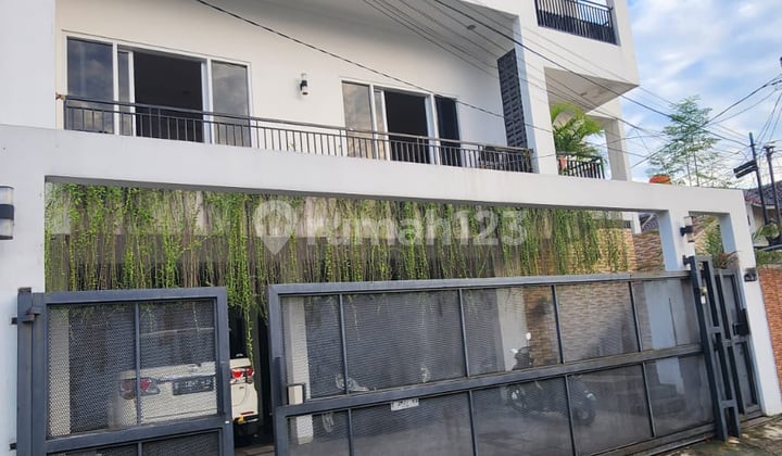 Rumah 3 Lantai Hoek Siap Huni di Bekasi