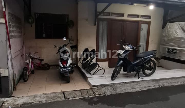 Rumah Lama Cocok untuk Rumah Kost atau Kantor di Veteran Jaksel