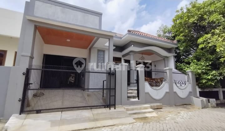 Rumah Rapi Baru Renov Siap Huni di Karang Tengah