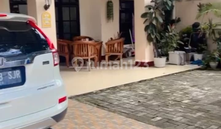Rumah Lama Terawat 1 Lantai di Kebon Jeruk
