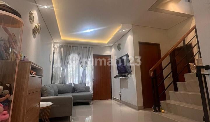 Dijual Rumah Siap Huni 3 Lantai di Premier Estate 3 Cibubur dengan Suasana Lingkungan Hijau dan Asri, Baru Selesai Renovasi