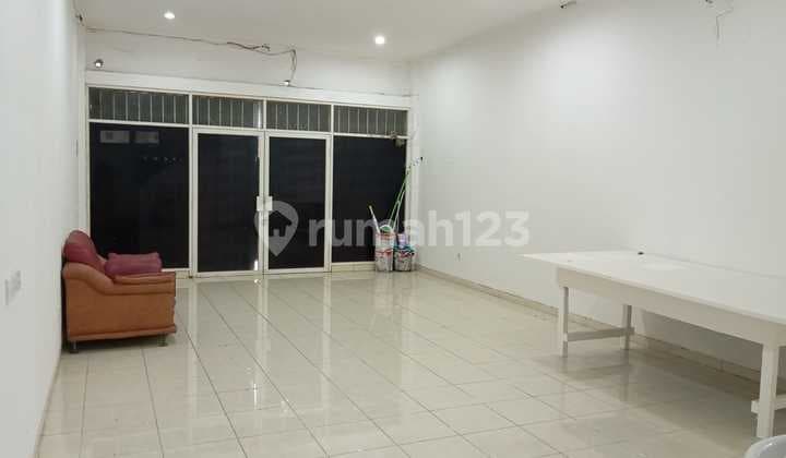Ready-to-Use Business Space at Graha Padma: Suitable for Cafe, Office, or Clinic.