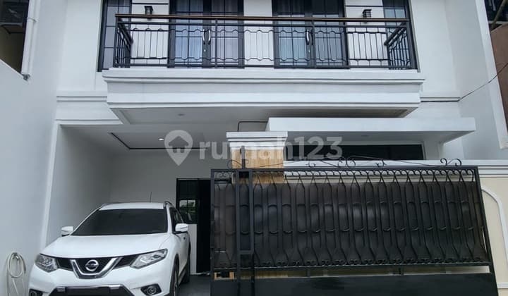 Rumah Second dengan Konsep American Clasicc, Siap Huni di Pamulang