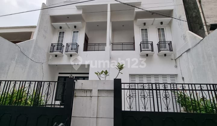 Rumah Bagus, Cantik Siap huni Lokasi strategis di Jakarta Selatan