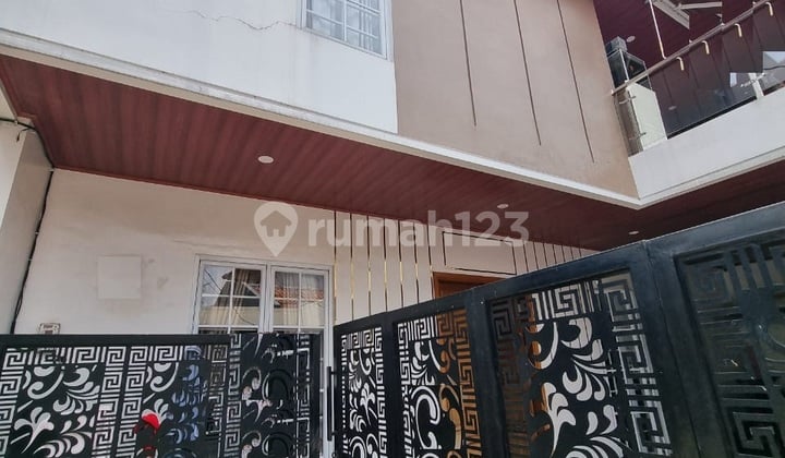 Rumah Bagus 2 Lantai Lokasi strategis, Bebas Banjir siap huni