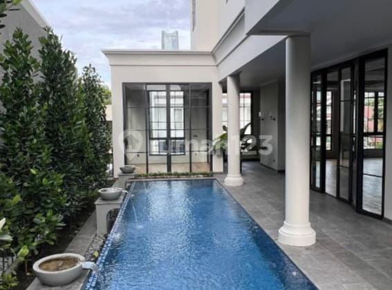 Rumah American Classic di Senopati, 3 Lantai, Lift, Pool & Garasi 6 Mobil.