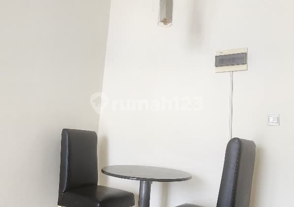 Dijual Murah Apartemen Maple Park Lantai Sedang dengan 2 Kamar Tidur ( Hn )