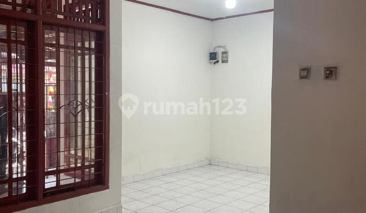 Sewa Rumah 2 Lantai Strategis di Sayap Sarijadi Bandung