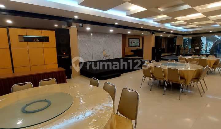 Translation to English: "Rent a nice Restaurant/Cafe/Kitchen/Warehouse on Mainroad Paskal Bandung"