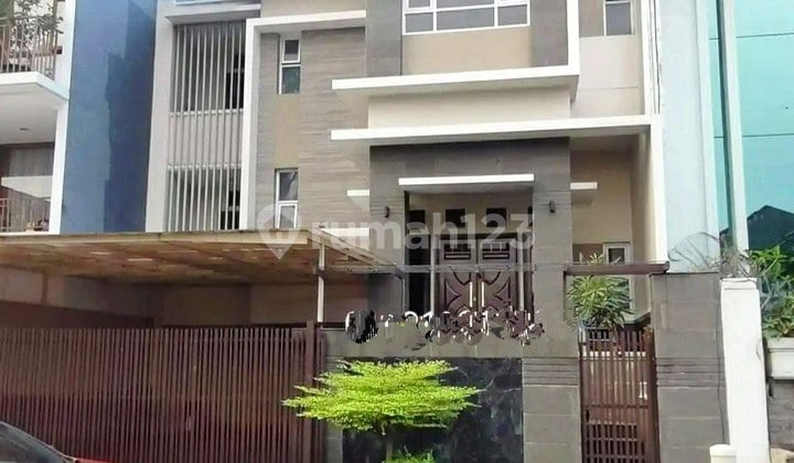 Rumah Modern 3 Lantai Siap Huni di Istana Regency Pasteur
