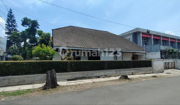 Rumah Lama Terawat Posisi Hook di Cikutra Sukaluyu Bandung