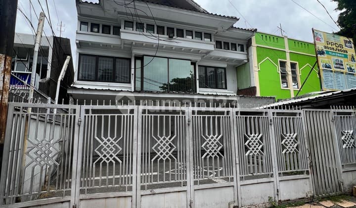 Building suitable for business. Location on Mainroad in front of PVJ Mall, Sukajadi.