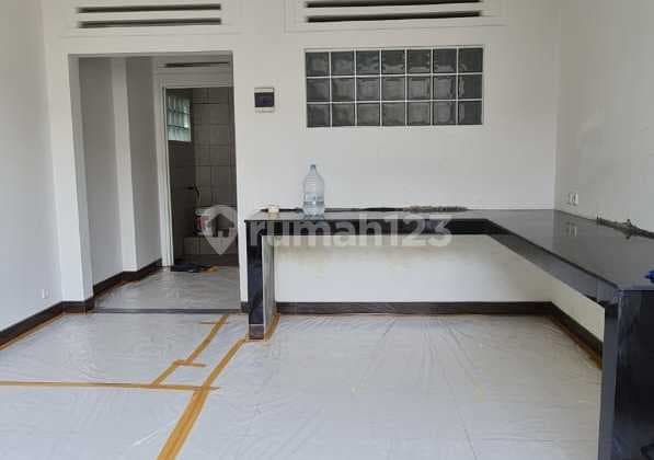 Rumah Bangunan Baru American Classic di Sayap Riau, Bandung