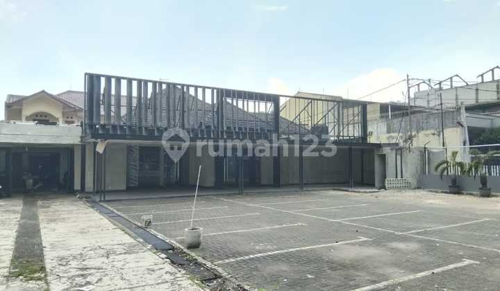 The business space is in a very strategic location on Setiabudi main road, Bandung.