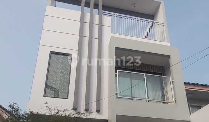 Rumah 3 Lantai Mewah Karawaci Dekat Uph